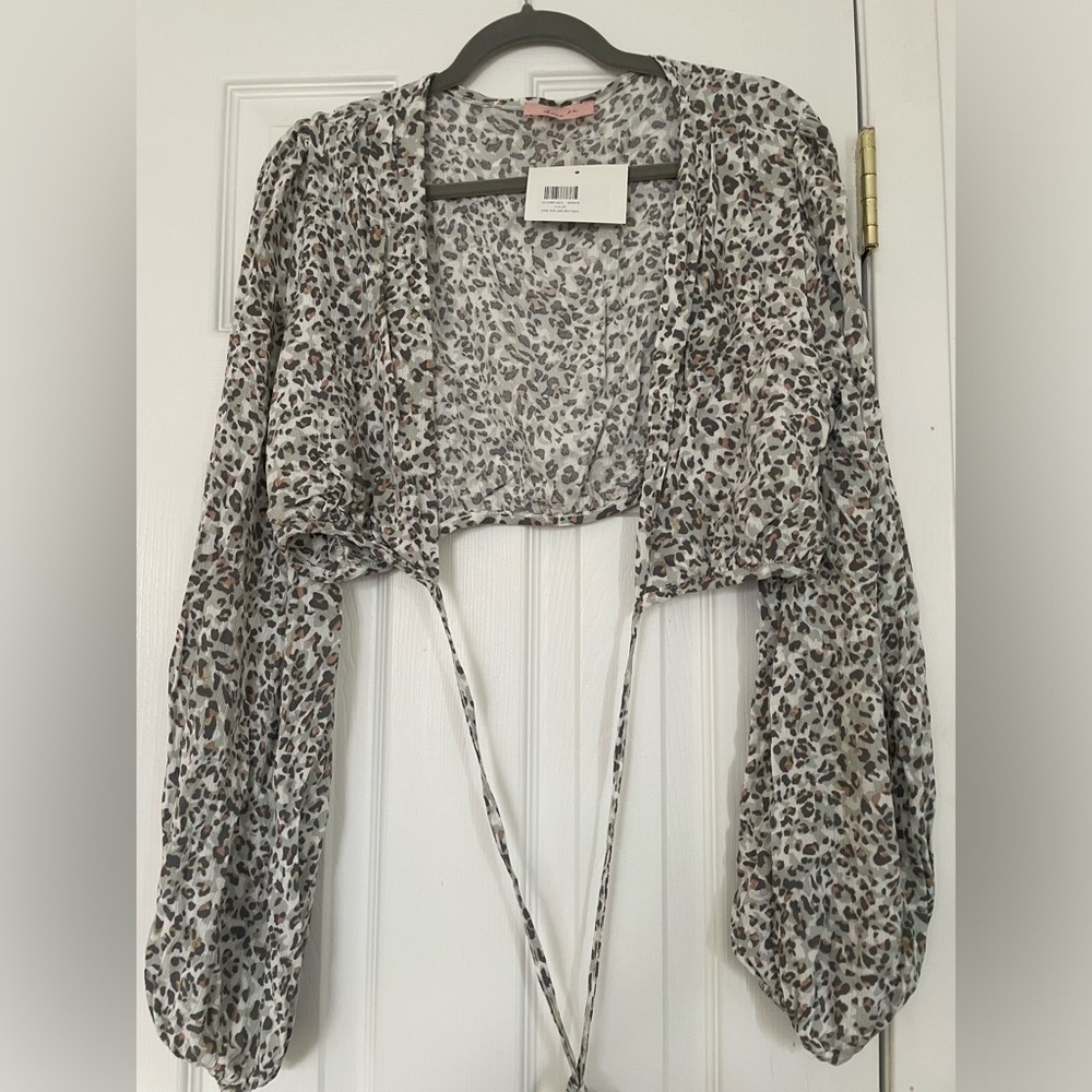 Gray animal print cropped blouse
